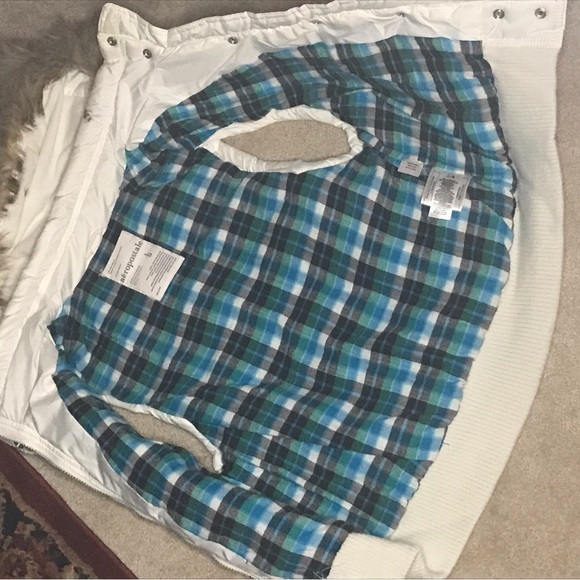 Aeropostale puffer vest with a furry hood in size large - Picture 3 of 3